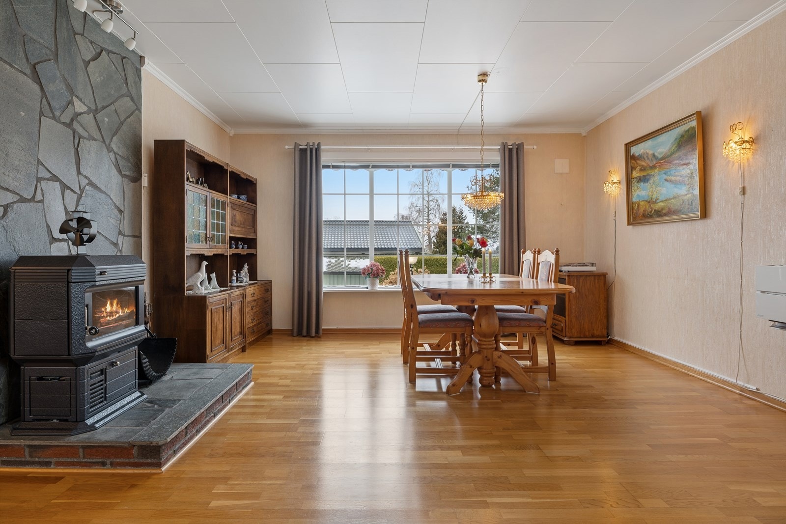 Den store vindusflaten slipper inn godt med naturlig og trivelig lys som gjør stuen ekstra innbydende. Galleribilde