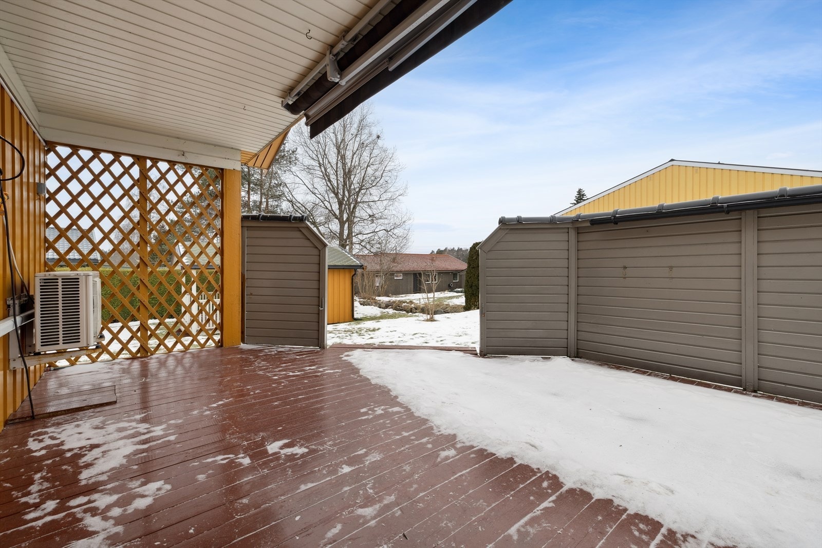 Terrassen har skjermende soner og enkel tilgang til hagen. Galleribilde