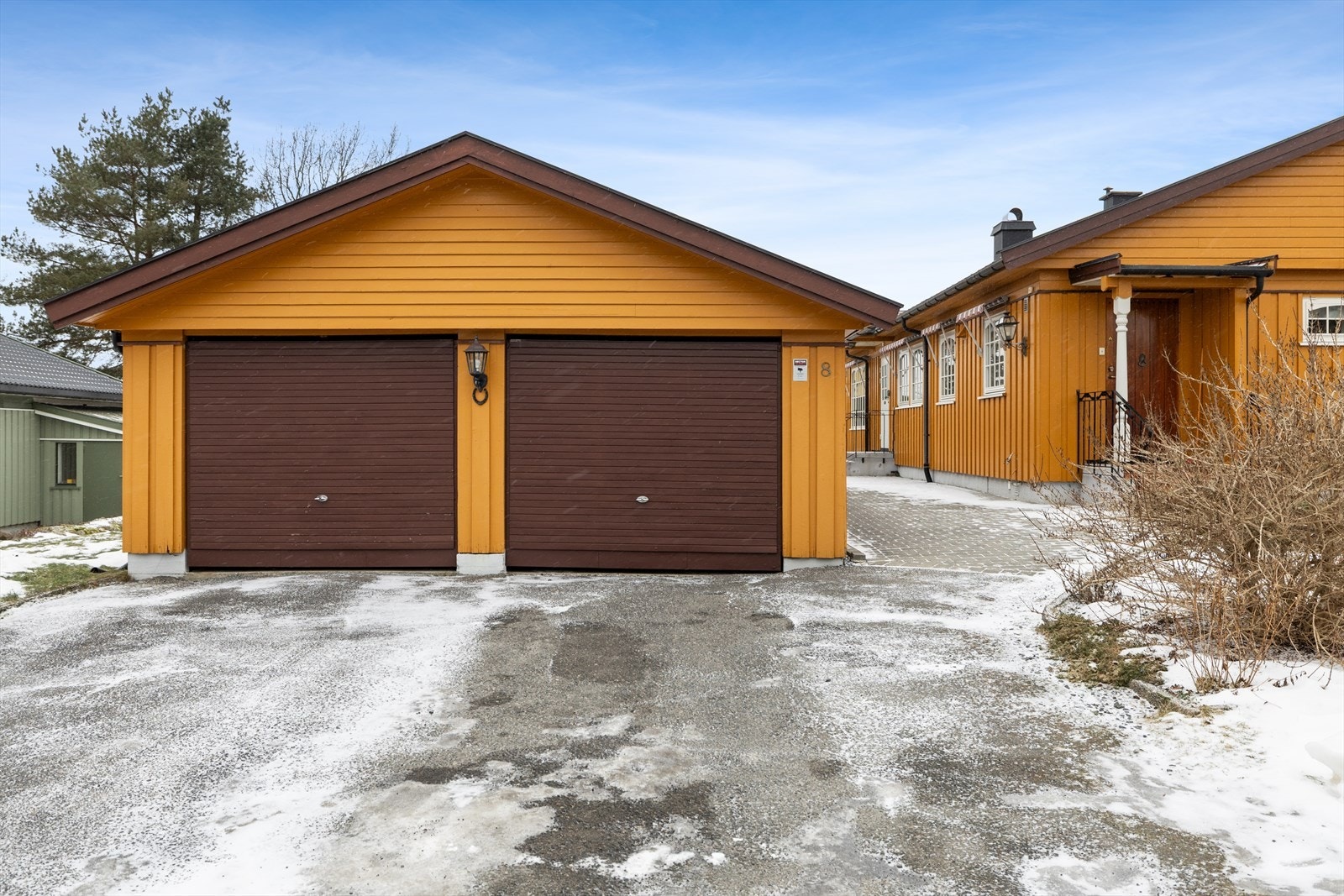 Dobbelgarasje med god plass til både parkering og lagring, praktisk plassert ved inngangspartiet. Galleribilde