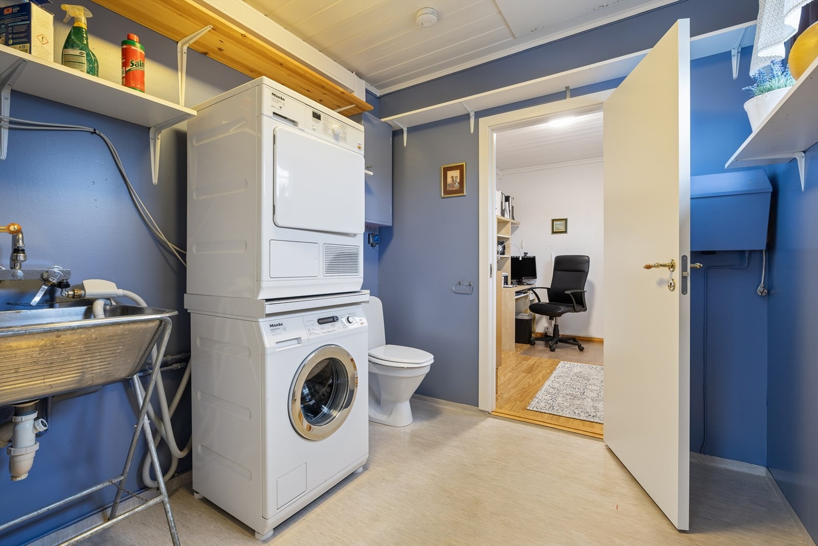 Vaskerommet er praktisk utstyrt med opplegg for både vaskemaskin og tørketrommel, samt en utslagsvask som gjør hverdagsoppgavene enklere. I tillegg har vaskerommet et eget toalett, noe som gir en funksjonell og fleksibel løsning. Galleribilde