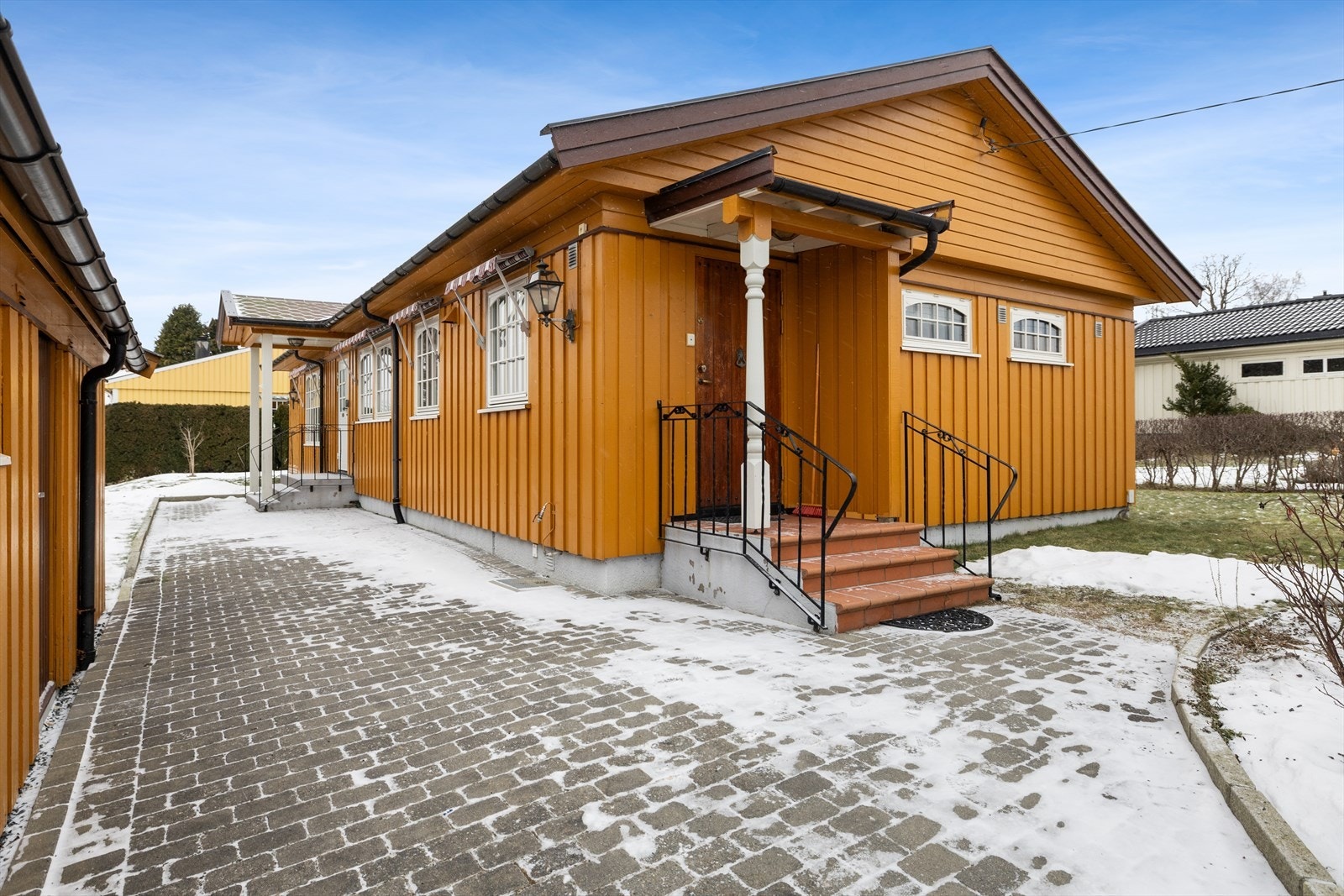 Praktisk adkomst med nærmeste inngang direkte til gangen, mens inngangspartiet lenger frem leder inn til entréen. Galleribilde