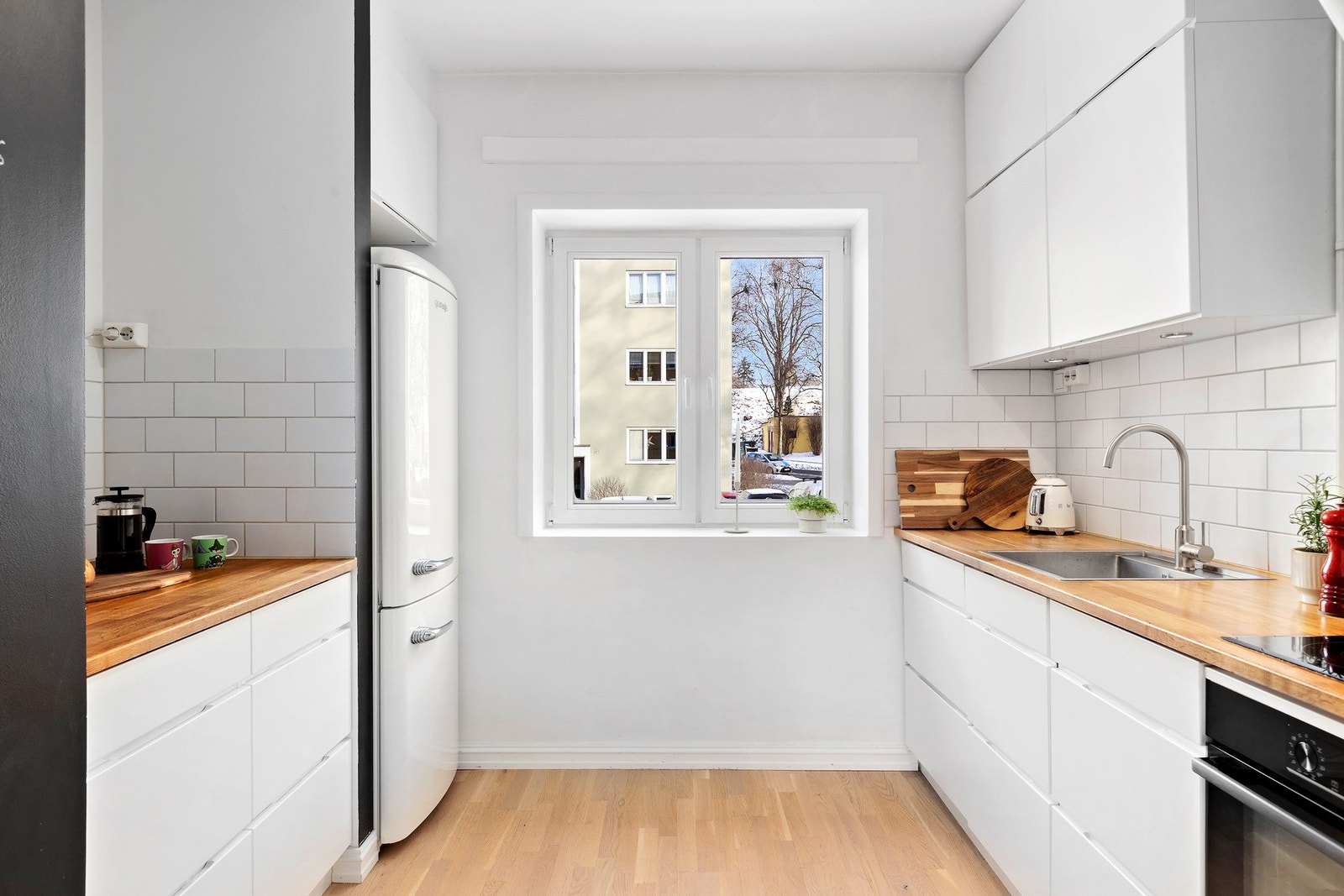 Separat kjøkken fra kvalitets levrandøren Kvik med god skap og benkeplass. Galleribilde