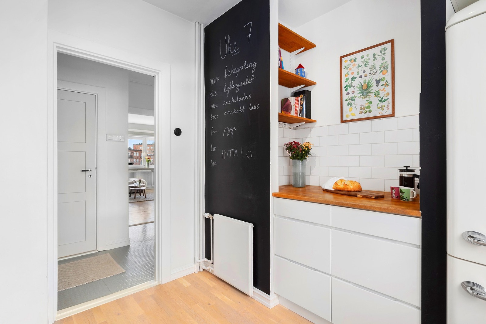 Lyst og praktisk kjøkken med massevis av skap og benkeplass. Galleribilde