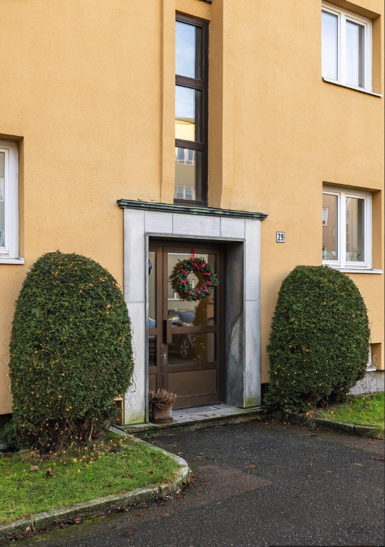 Inngangspartiet har en solid dør med dekorativ steinramme, som gir et innbydende førsteinntrykk. Galleribilde