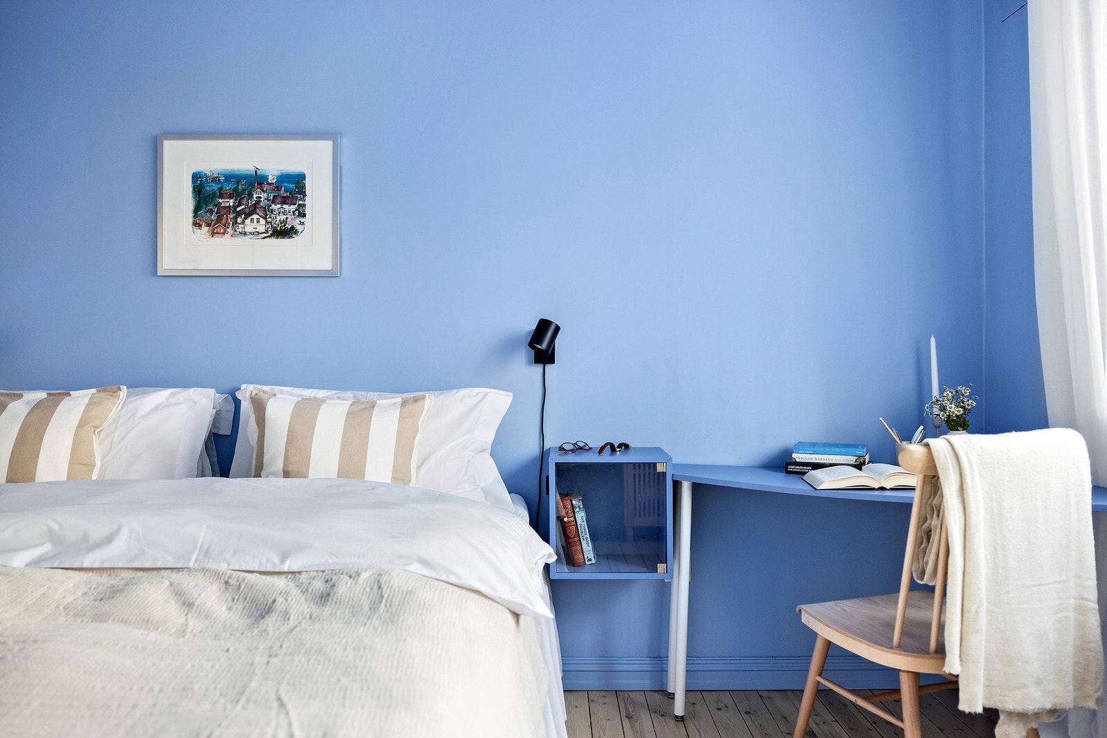 Soverom i en delikat blåfarge. Galleribilde