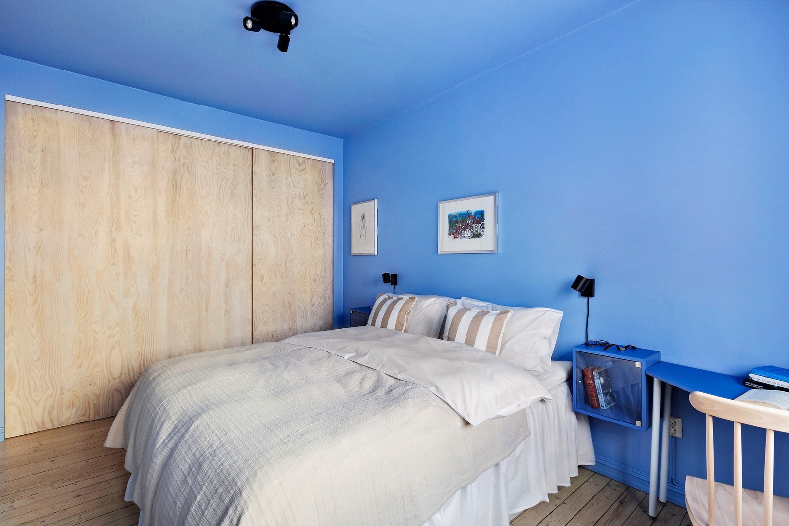 På soverommet er det satt opp en stor skyvedørsgarderobe med god lagringsplass. Galleribilde