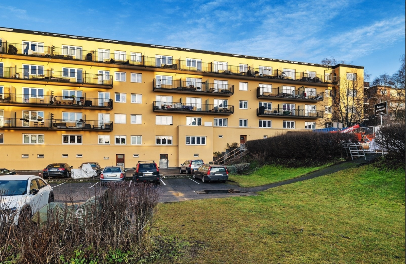 Borettslaget har 16 parkeringsplasser for leie etter venteliste, og 2 gjesteparkeringer beboere kan booke. Galleribilde