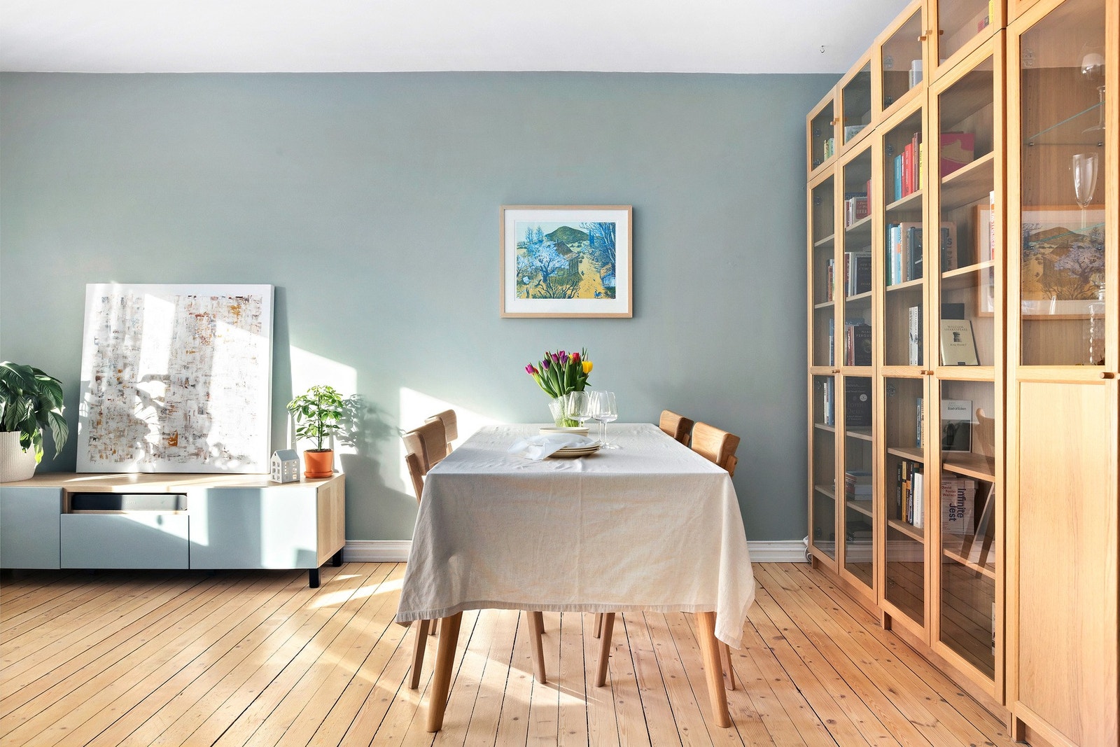 God plass til stort spisebord i stuen. Galleribilde