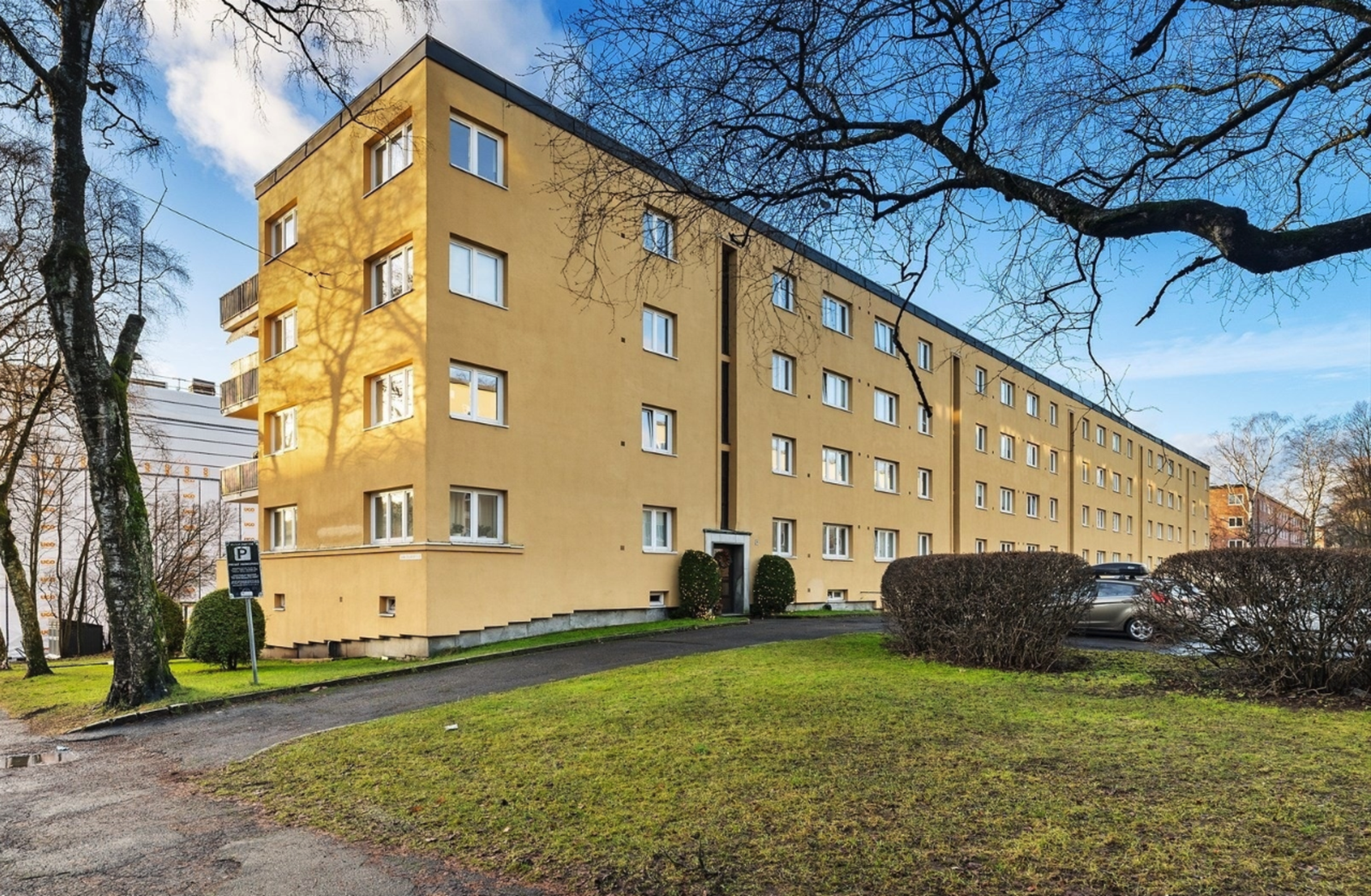 Blokken er godt vedlikeholdt med pusset fasade og flere vinduer som gir godt lysinnslipp. Galleribilde