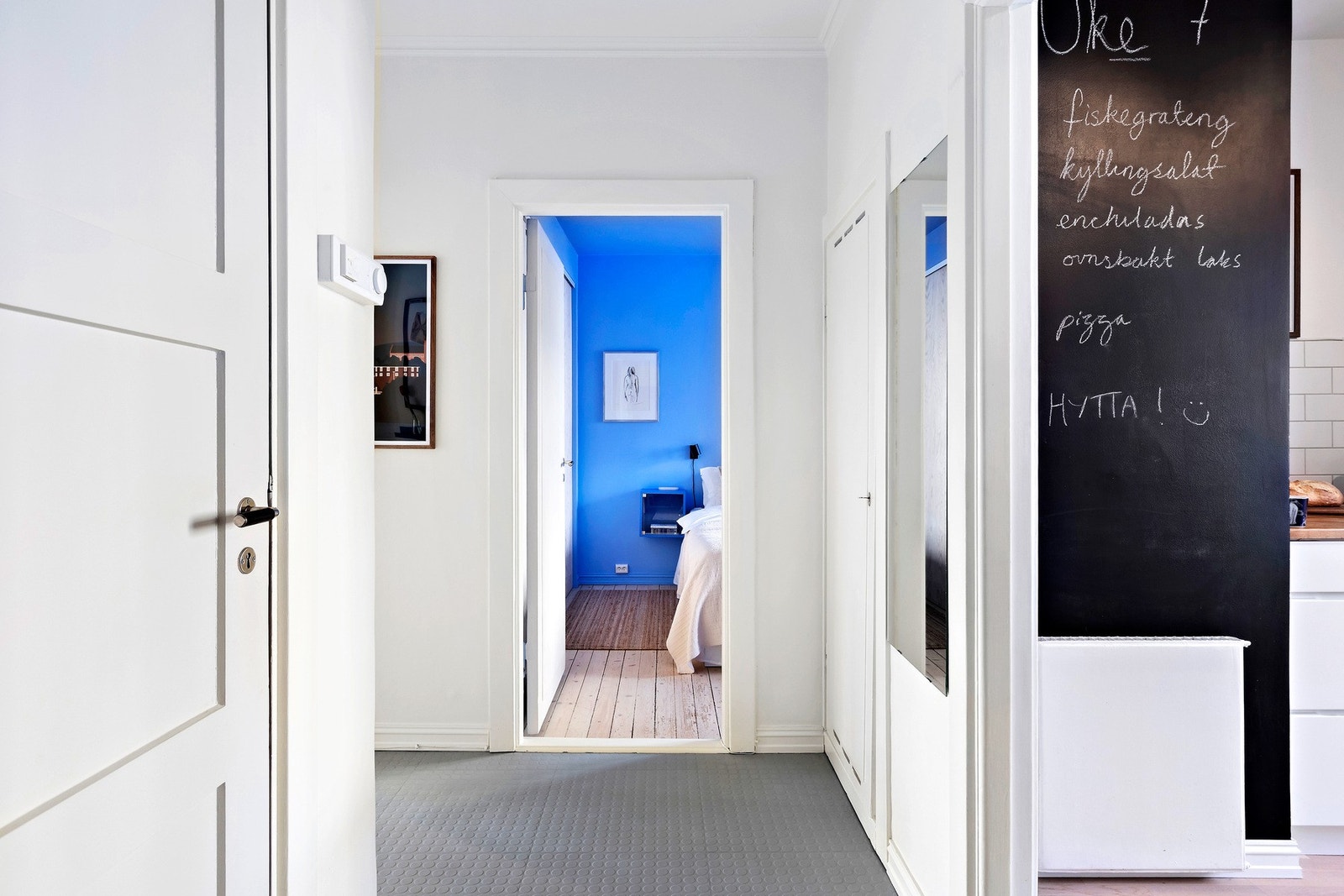 Lys og fin entré. I entréen er det gode garderobe/hylleløsninger. Dørcalling. Galleribilde