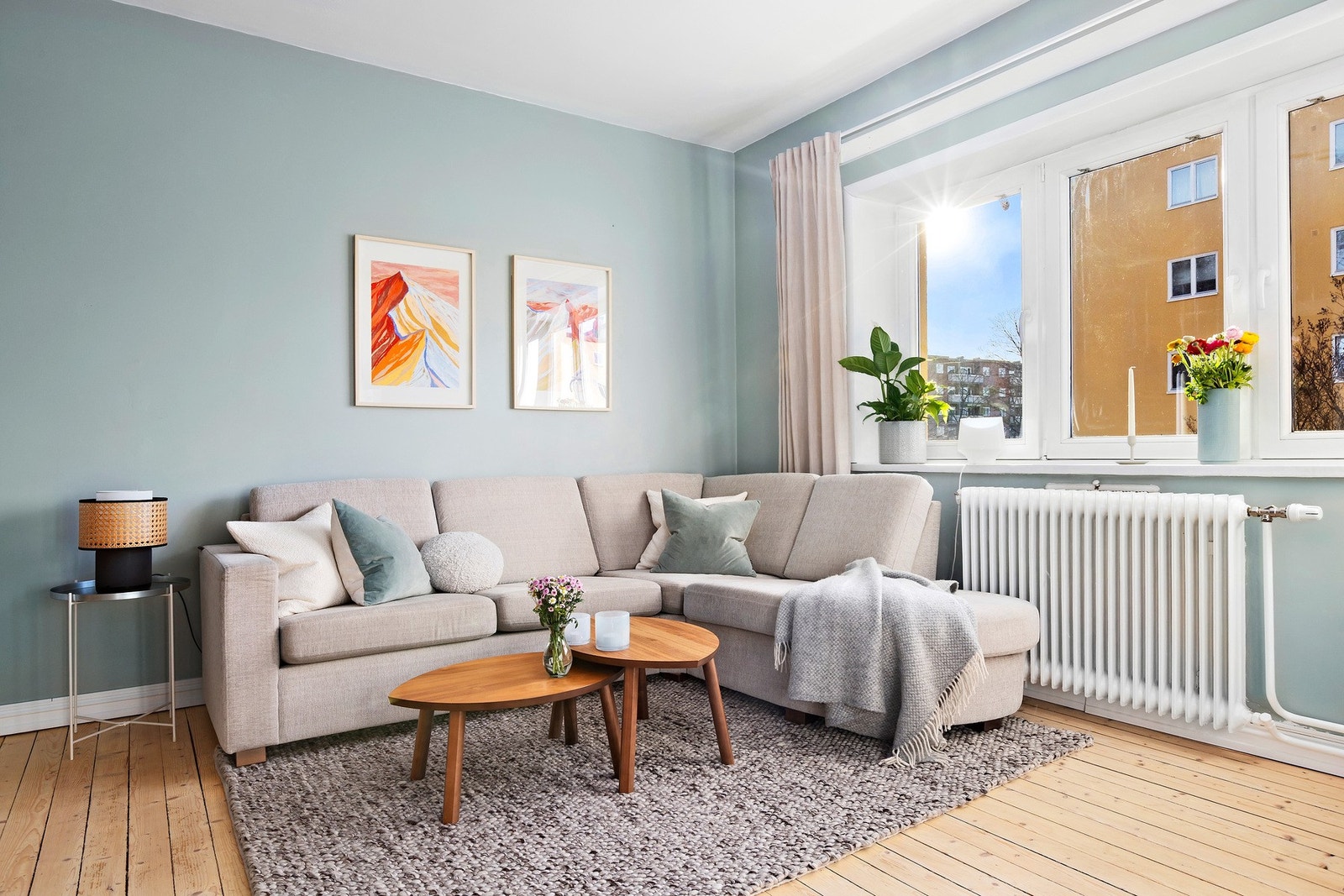 Stue med gode lysforhold - Leiligheten har oppvarming via fjernvarme og originalt tregulv. Galleribilde