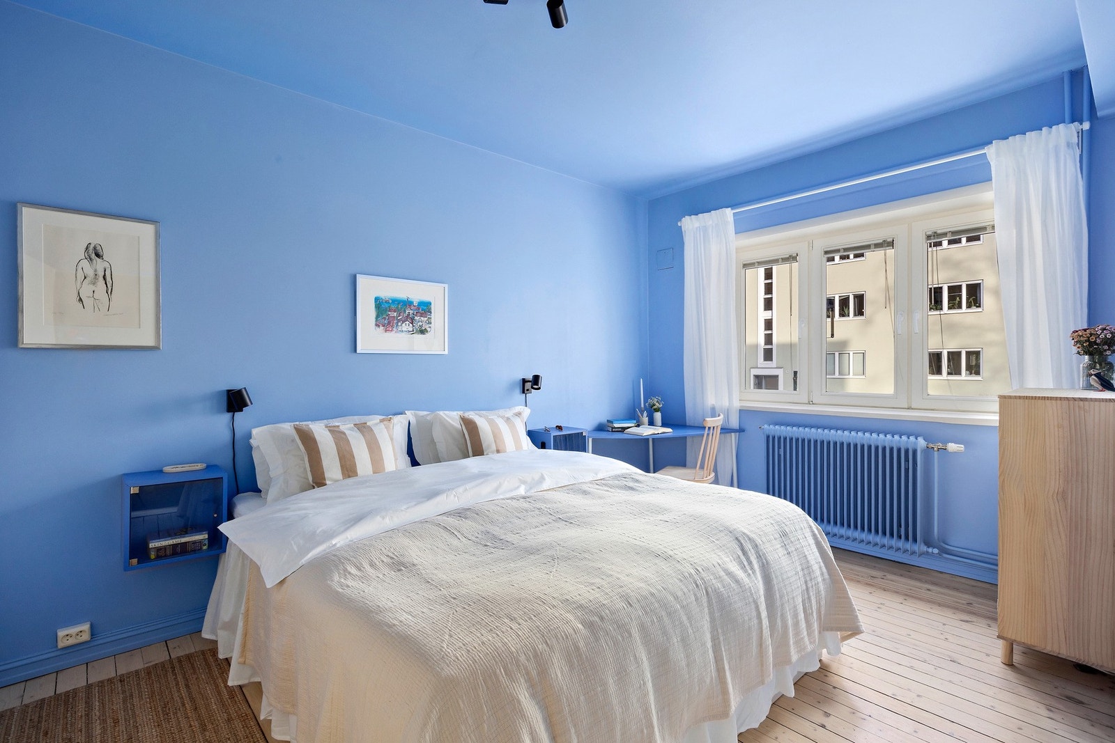 Meget romslig soverom med god plass til dobbeltseng og tilhørende møblement. Galleribilde