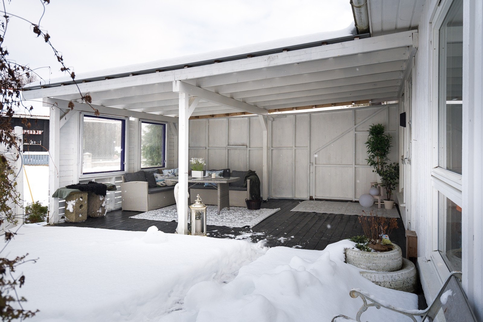 Terrassen er lun, usjenert og skjermet, hvor livet utendørs nytes selv når det regner. Galleribilde