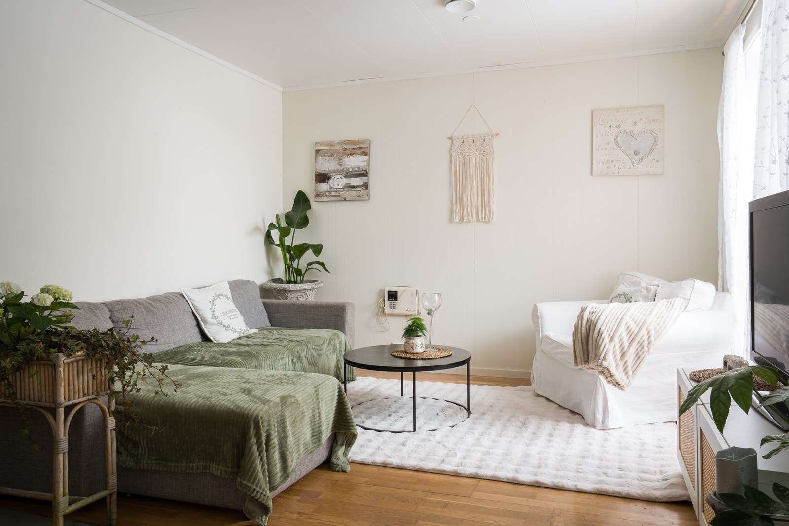 Stuen innbyr til hygge fra tidlig morgen til sent på kveld, og vinduer i front inkluderer en glassdør til terrassen med overbygg. Galleribilde