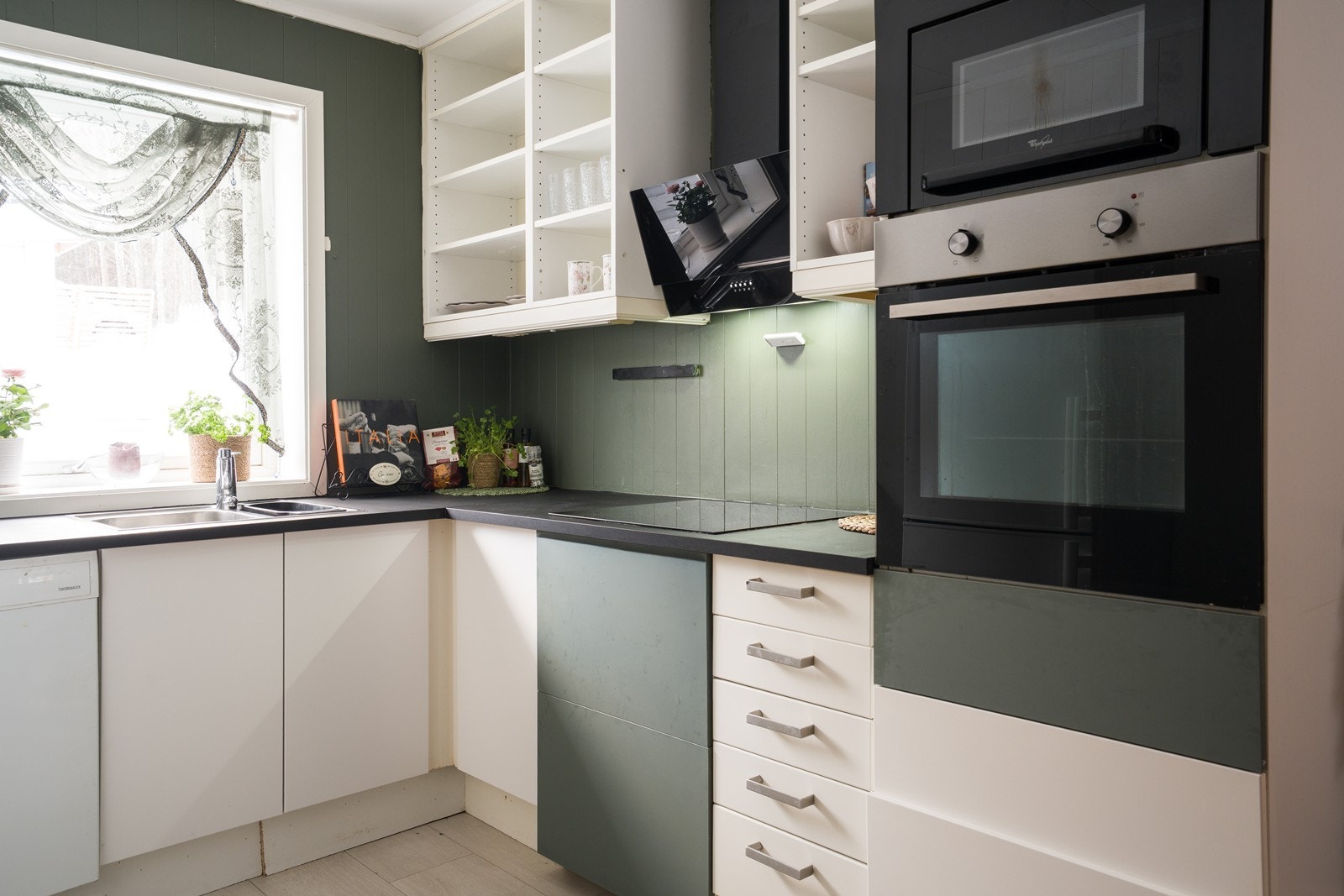 Innredningen er oppført i en funksjonell L-form med god arbeidsflyt og skapplass. Galleribilde