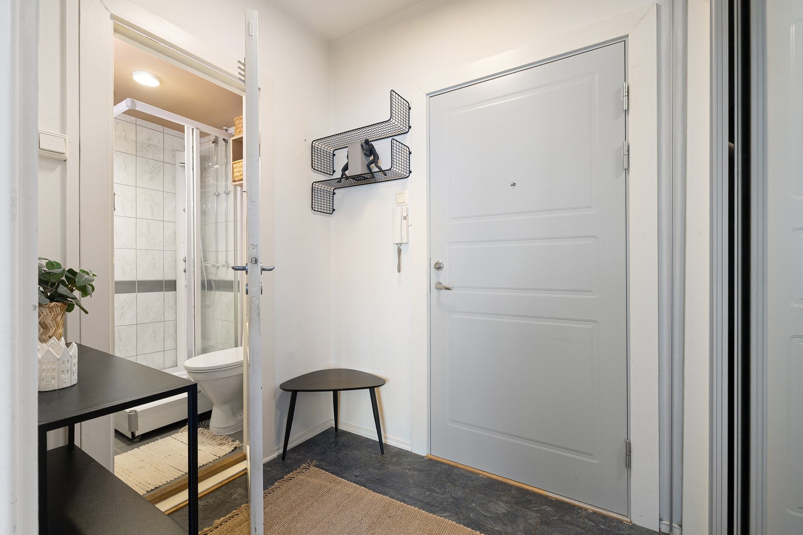 Entréen fremstår som romslig hvor det er etablert skyvedørsgarderobe med speilfronter. Galleribilde