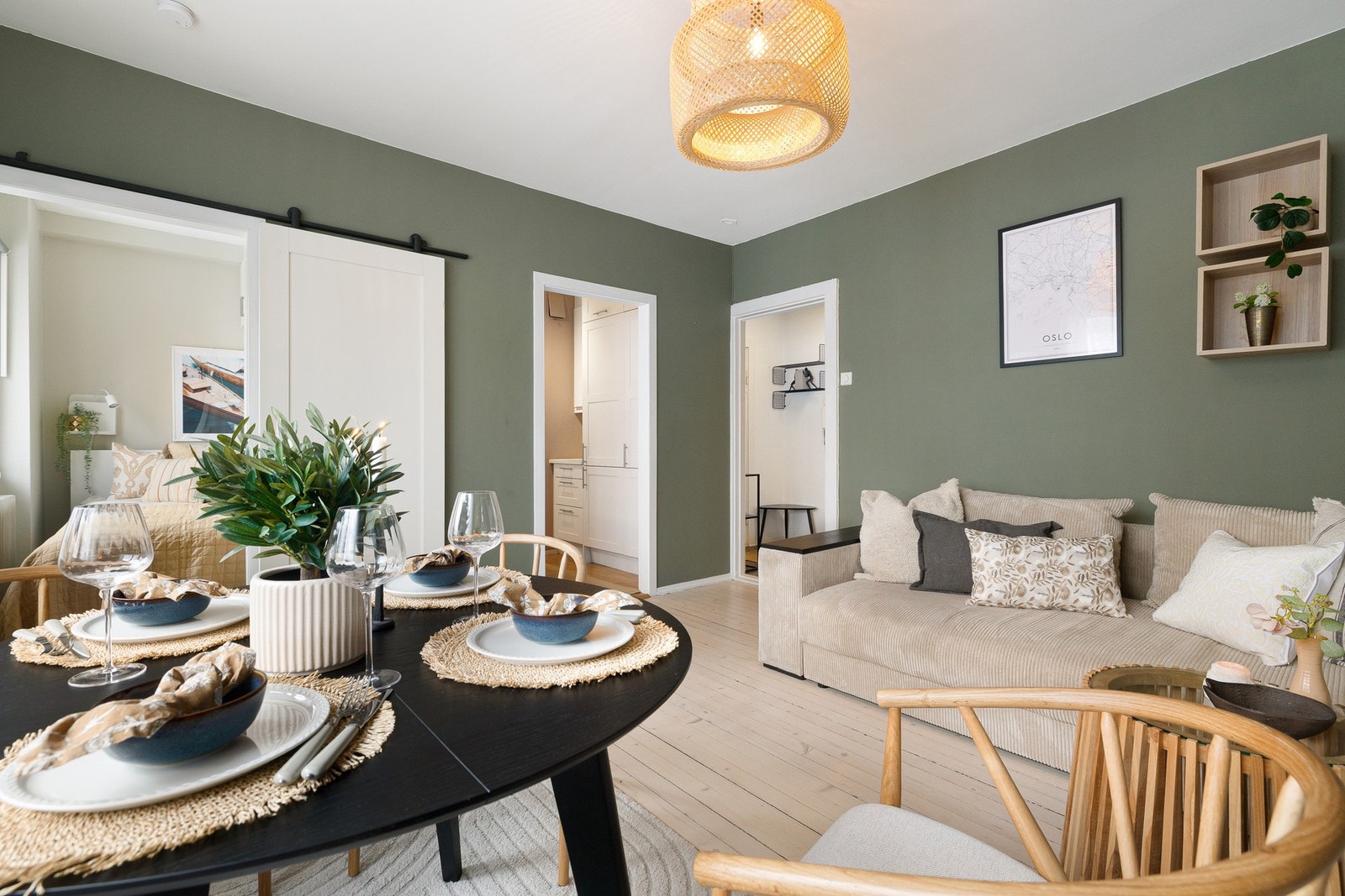 Stuen er romslig med delvis åpen løsning mot kjøkkenet, noe som gir en god og funksjonell planløsning. Galleribilde