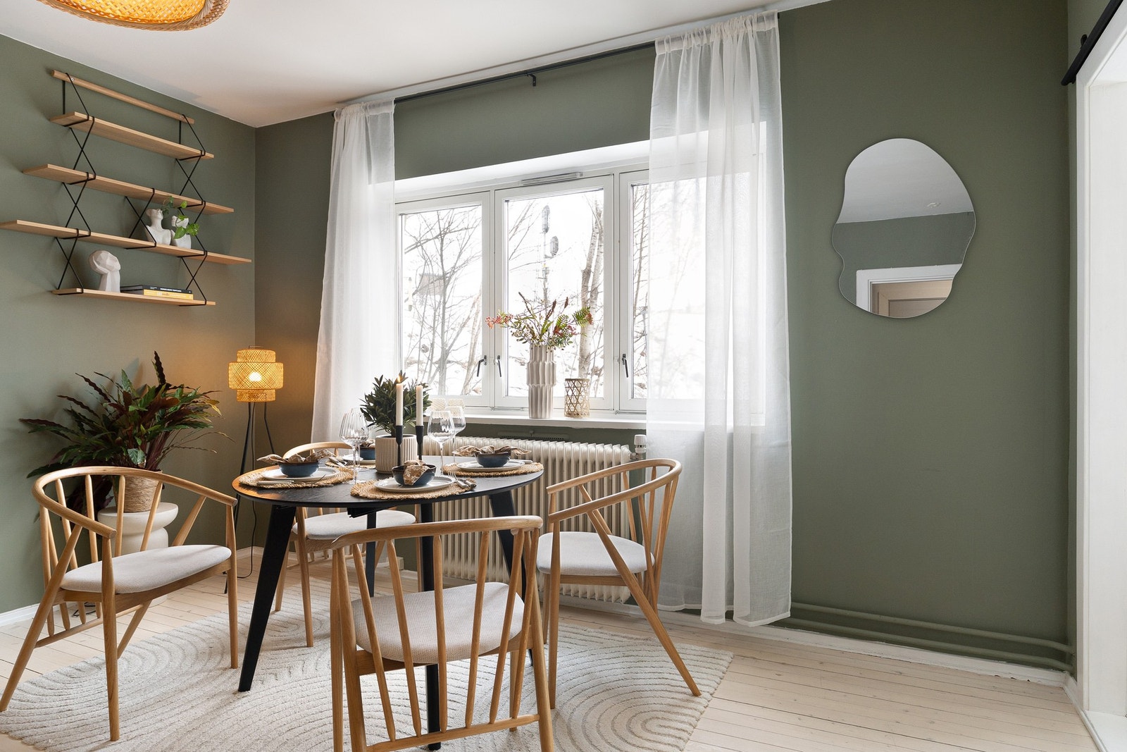 Boligen har bovennlig planløsning og en gjennomgående hyggelig standard. Galleribilde