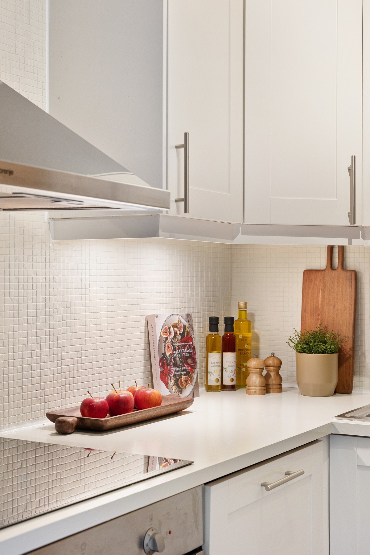 Kjøkkenet har gode arbeidsforhold med funksjonell utforming og rikelig benke- og skapplass. Galleribilde