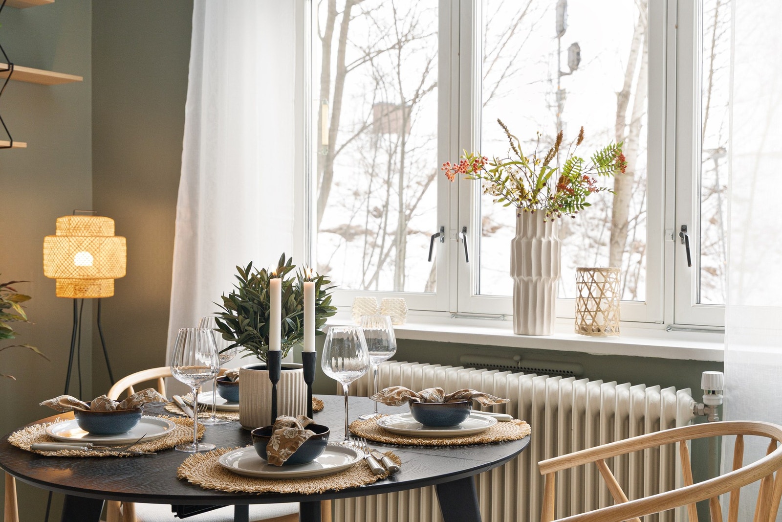 Et stort vindu sørger for rikelig med naturlig lys, med radiator praktisk plassert under vinduet. Galleribilde