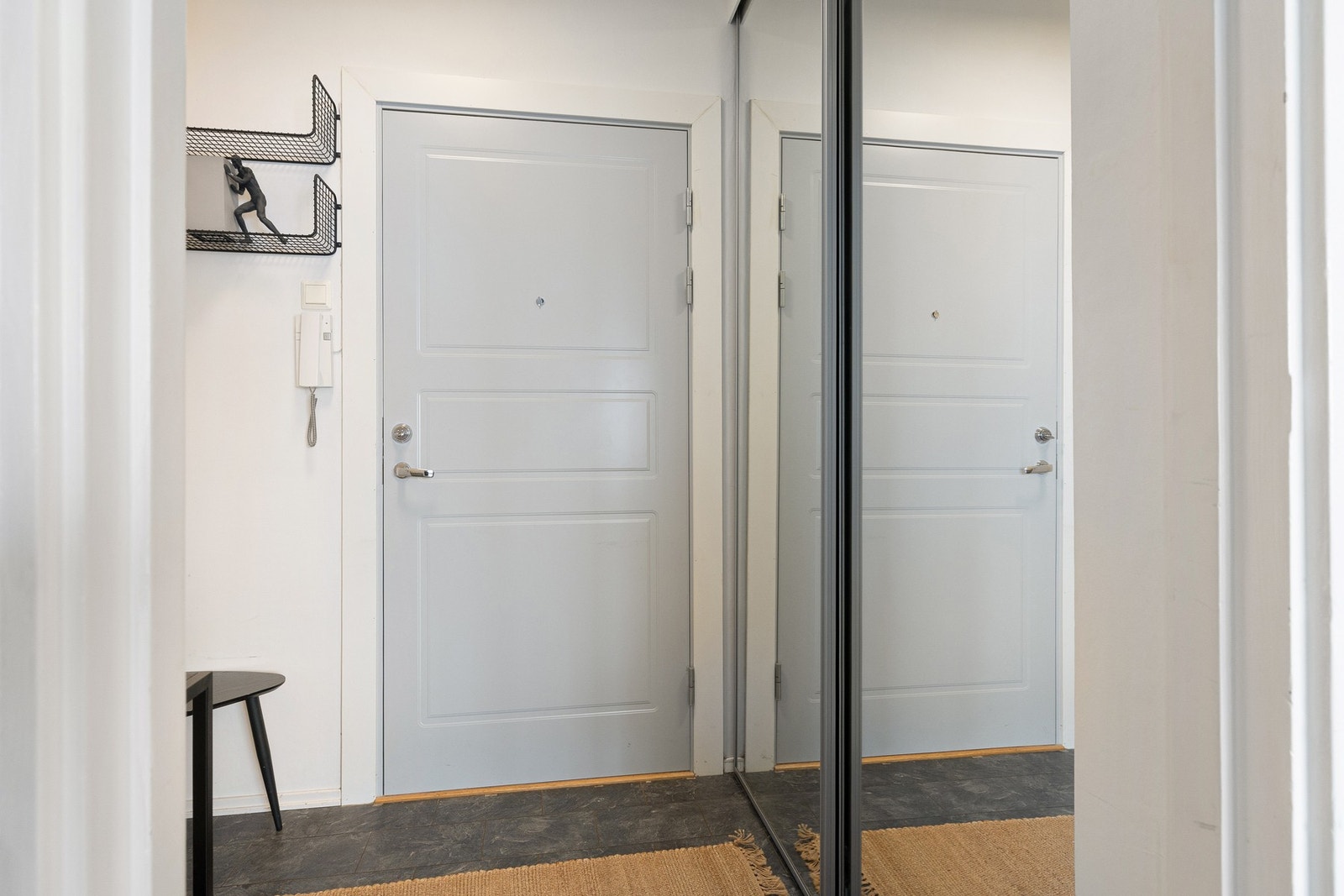 Garderoben gir både gode oppbevaringsmuligheter og bidrar til et lyst og luftig førsteinntrykk. Galleribilde