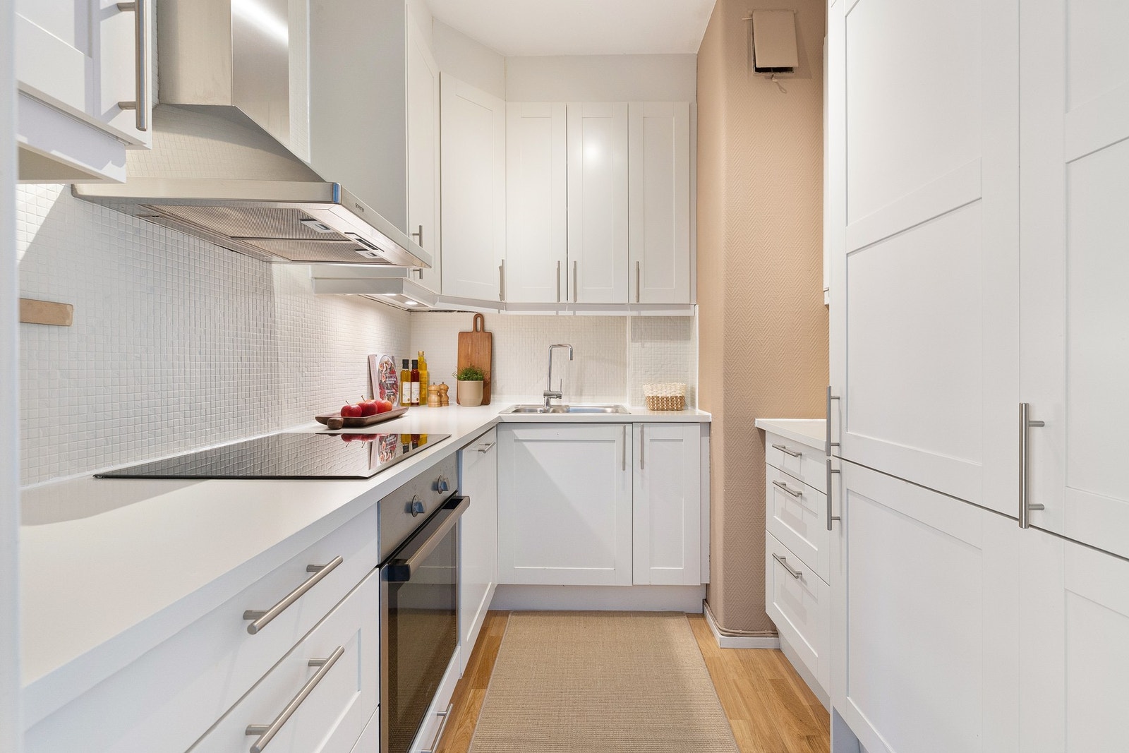 Kjøkkenet ble etablert i 2013 og har en stilren kjøkkeninnredning med profilerte fronter og benkeplate i laminat. Galleribilde