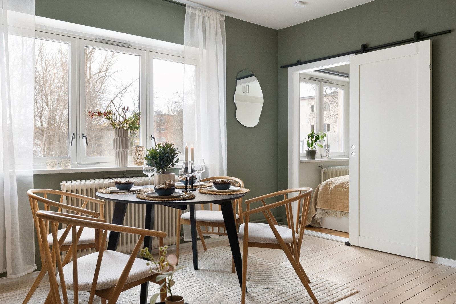 Gulvet består av lysmalt tregulv som ble slipt i 2020, og veggene er malt i en moderne, dempet grønn tone som gir et tidsriktig og behagelig uttrykk. Galleribilde