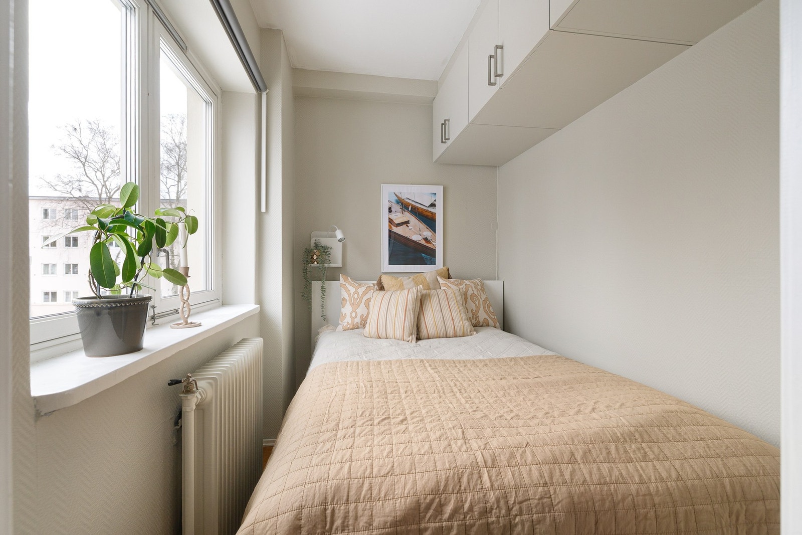 Et stort vindu gir rikelig med naturlig lys, og radiator sørger for behagelig temperatur. Galleribilde