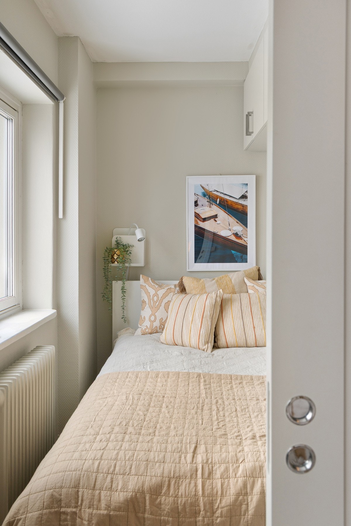 Sovealkoven er et lyst og trivelig rom med plass til seng. Galleribilde