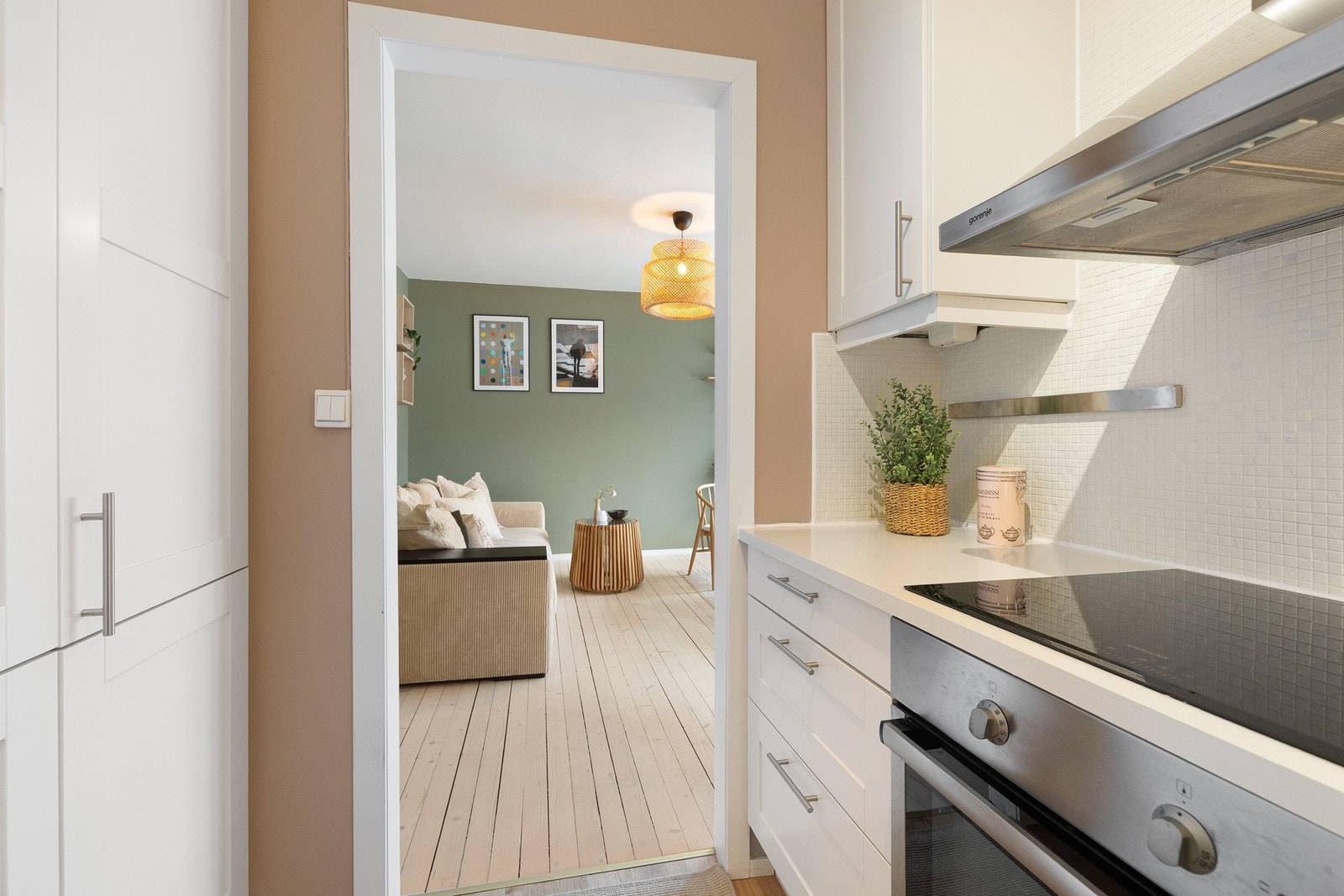 Delvis åpen løsning mellom kjøkken og stue gir en luftig og sammenhengende planløsning. Galleribilde