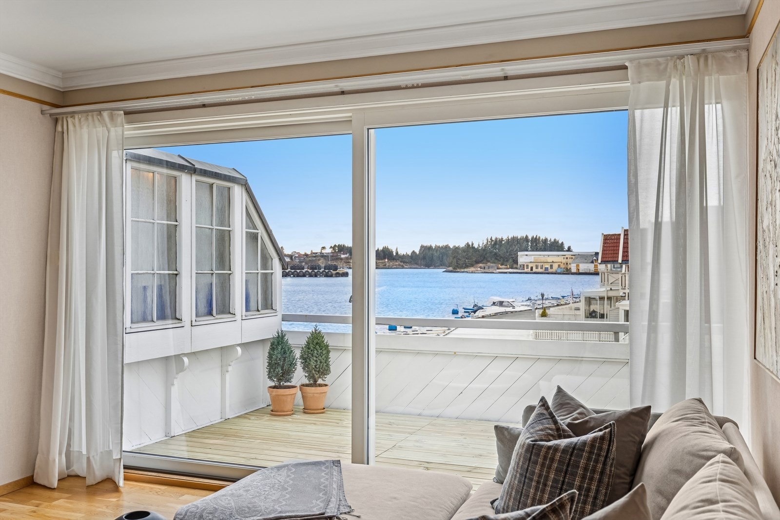 Fra stue er det via skyvedører utgang til en herlig, solrik balkong. Galleribilde