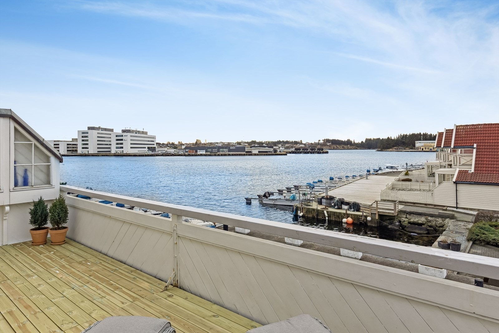 Terrassen inviterer til rolige stunder med flott utsikt mot sjøen, forbipasserende båter og flotte solnedganger. Galleribilde