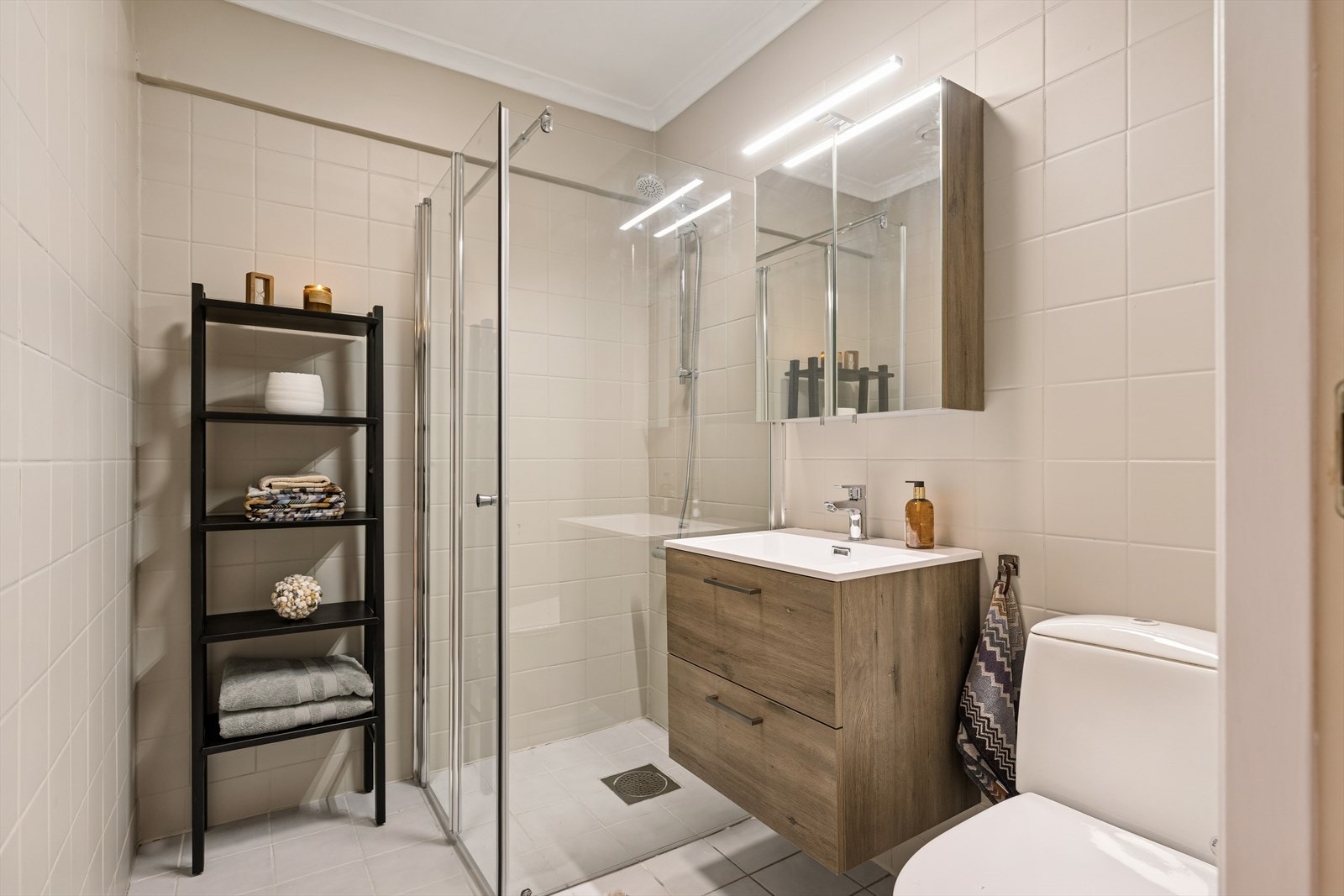 Badet er noe modernisert i nyere tid hvor det er byttet ut badekar med dusjhjørne, malt tak og vegger med våtromsmaling og byttet baderomsmøbel inkludert nytt blandebatteri i dusj og vask. Våtrommet må oppgraderes for å tåle normal bruk etter dagens krav. Galleribilde