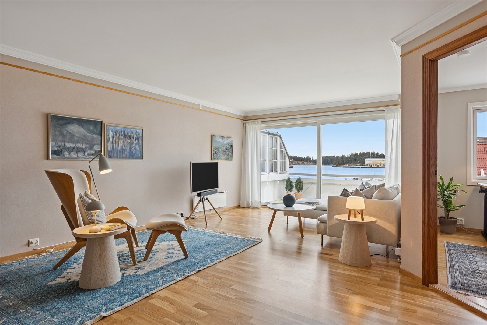 De store vindusflatene slipper inn rikelig med naturlig lys gjennom dagen og skaper en lys og behagelig atmosfære. Galleribilde