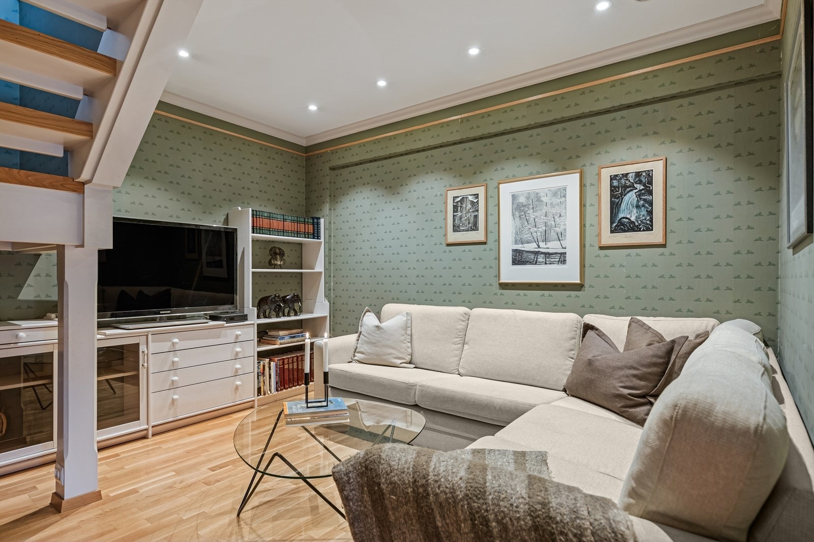 Ekstra stue i underetasjen- et praktisk oppholdsrom som enkelt kan tilpasses familiens behov. Galleribilde