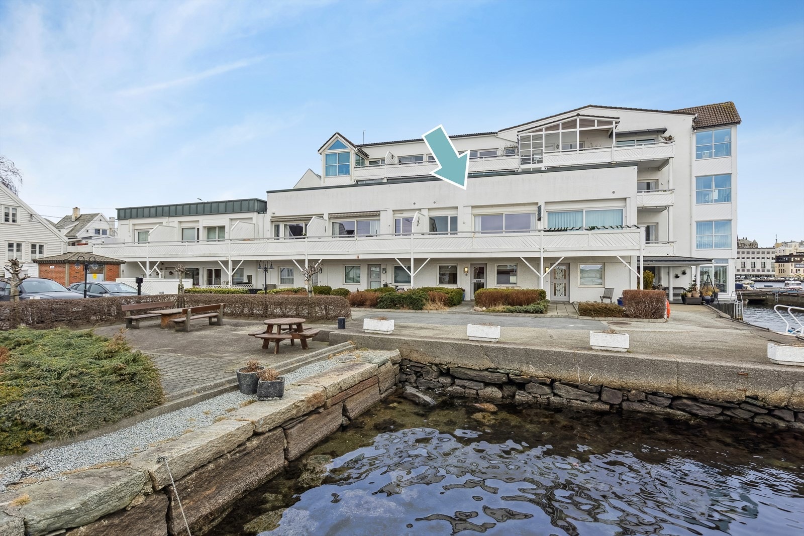 Eiendommen har attraktiv og sentral beliggenhet på Bakarøy/ Hasseløy. Området ligger i umiddelbar nærhet til sjøen. Galleribilde