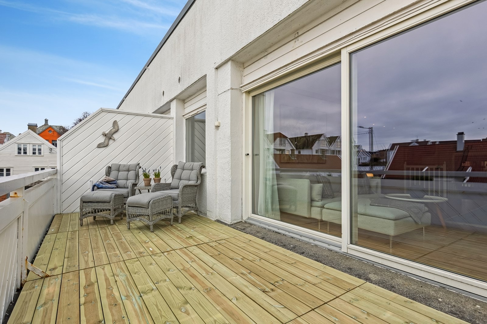 Det er nylig byttet terrassebord på balkongen. Balkongen har et bruksareal på 15 kvm. Galleribilde