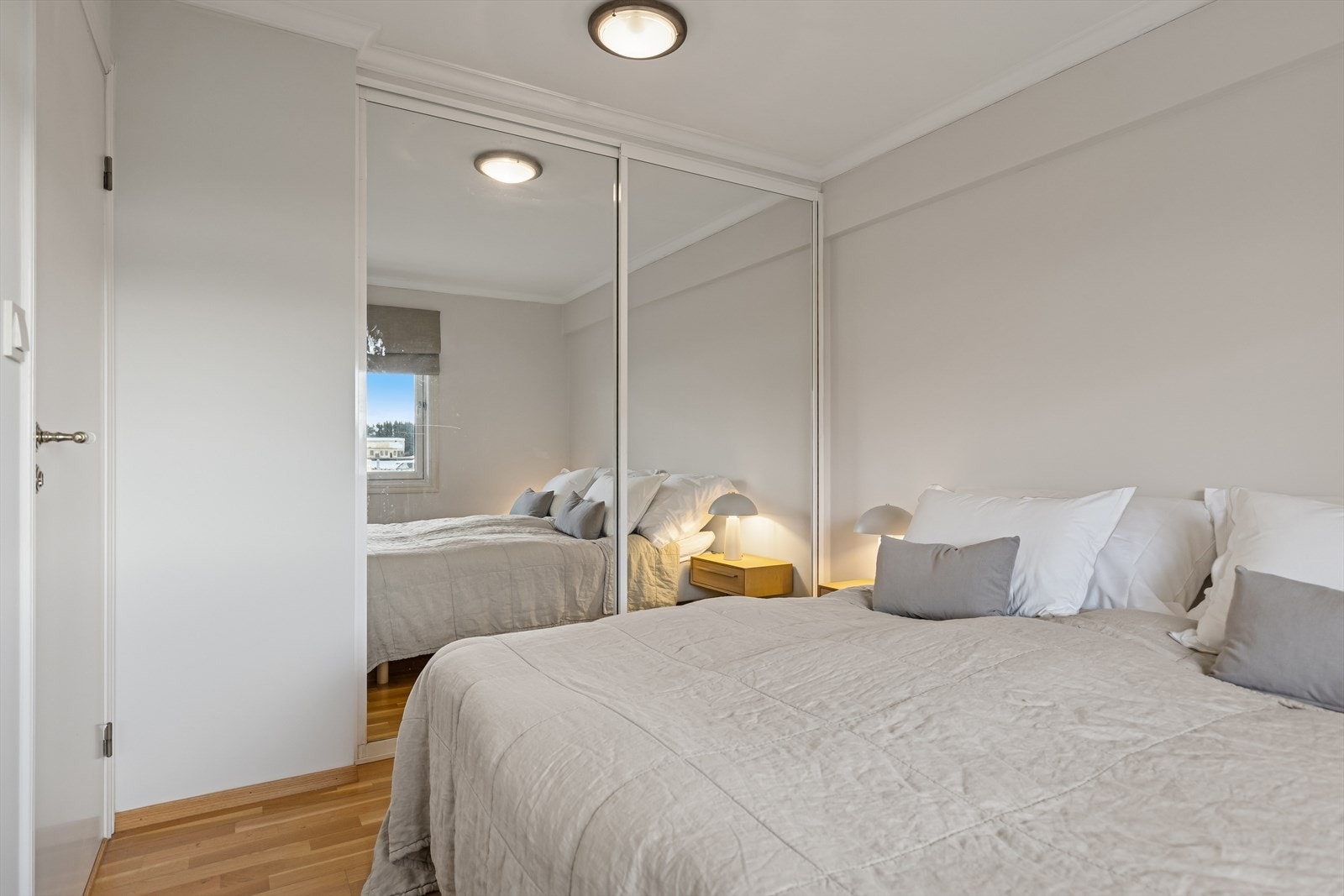 Hovedsoverommet har en praktisk garderobeløsning med skyvedører og speilfronter - både plassbesparende og funksjonelt. Galleribilde