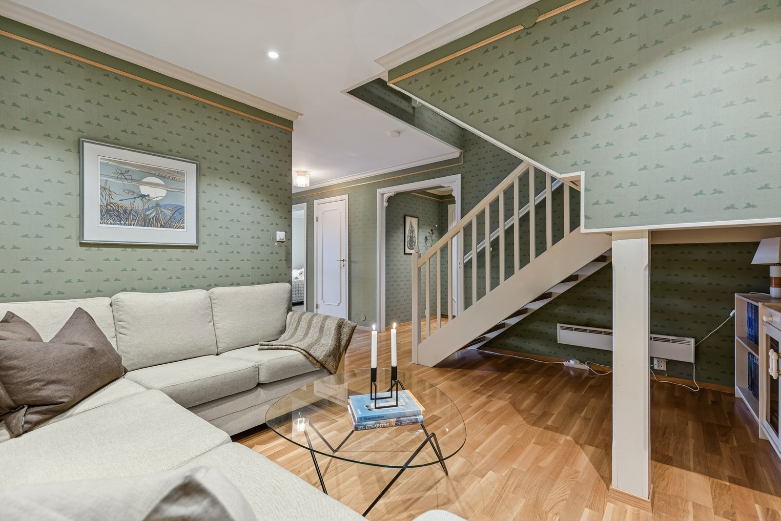 Koselig ekstrastue med plass god til sofa. Galleribilde