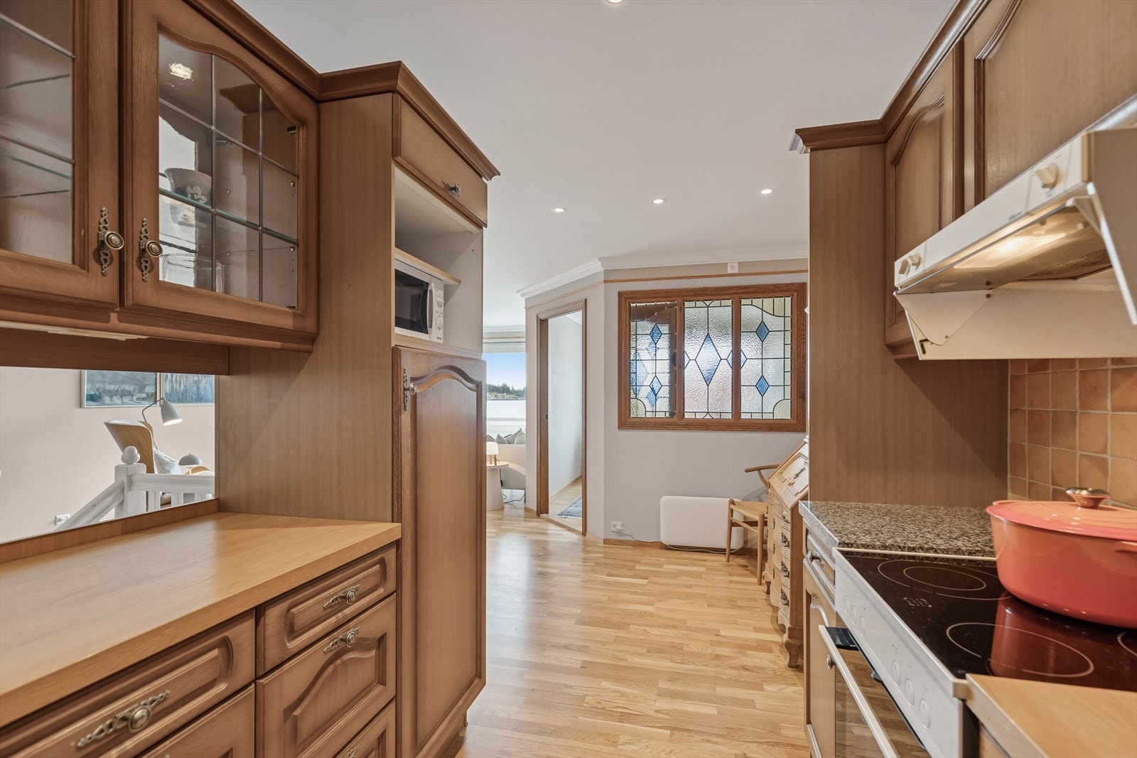 Innredningen er montert i en hesteskoform - en optimal plassutnyttelse og godt med skap- og benkeplass Galleribilde