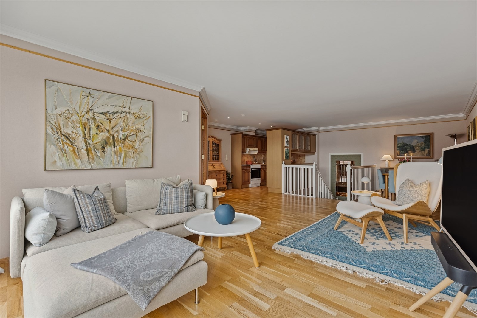 Stuen oppleves romslig, med en gjennomtenkt planløsning som gir gode møbleringsmuligheter. Her kan man enkelt tilpasse soner for både sofagrupper og spiseplass. Galleribilde