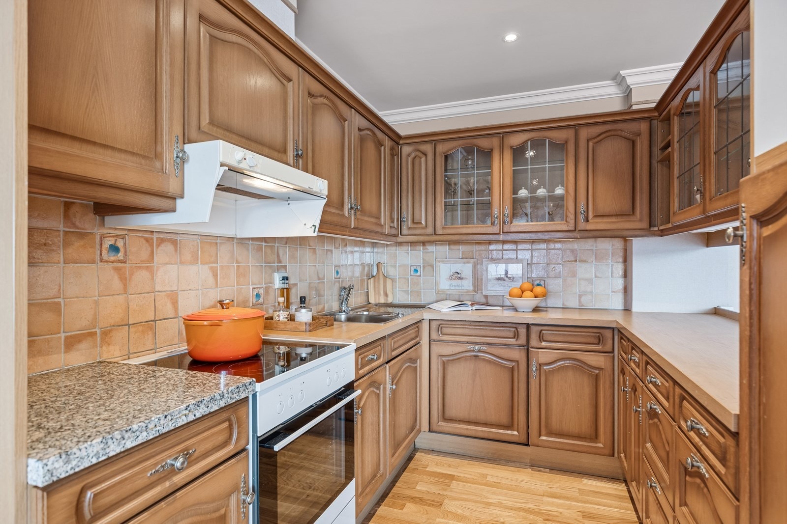 Kjøkkenet har innredning med profilerte fronter og laminat benkeplate med nedfelt oppvaskkum. Det er kjøleskap, oppvaskmaskin og komfyr, som alle medfølger. Galleribilde