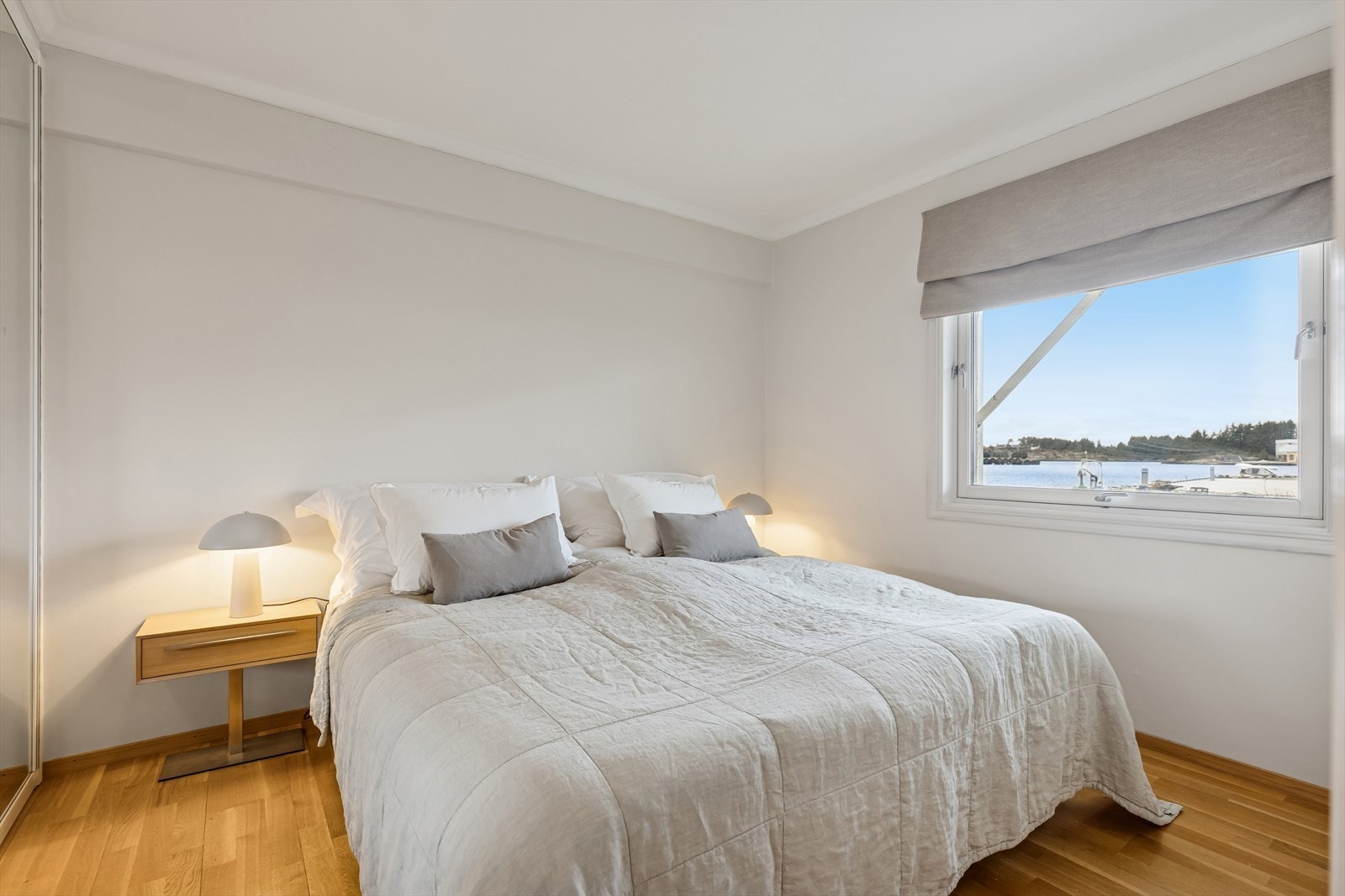 Lyst og flott hovedsoverom med god plass til dobbeltseng og nattbord. Rommet er nylig malt i en lys og behagelig farge. Galleribilde