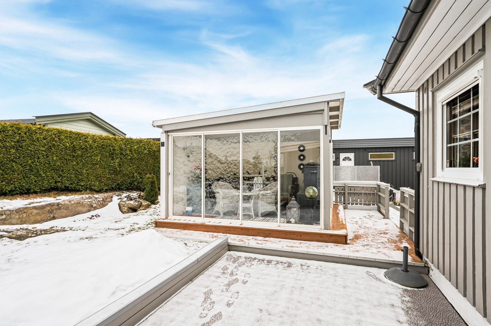 Den innglassede utestuen forlenger sesongen og gir et ekstra oppholdsrom. Galleribilde