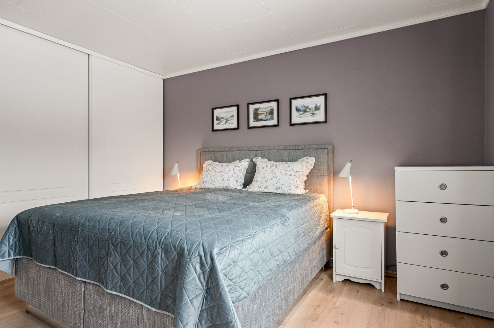 Hovedsoverommet har god plass til dobbeltseng og en praktisk garderobeløsning. Galleribilde