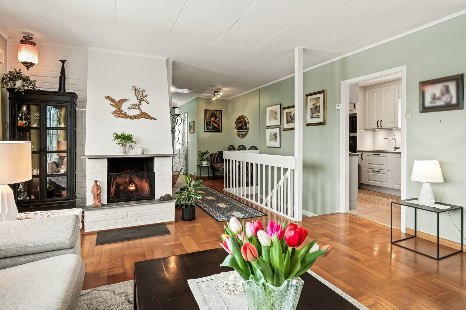 Den gjennomgående planløsningen gir en god romfølelse. Galleribilde