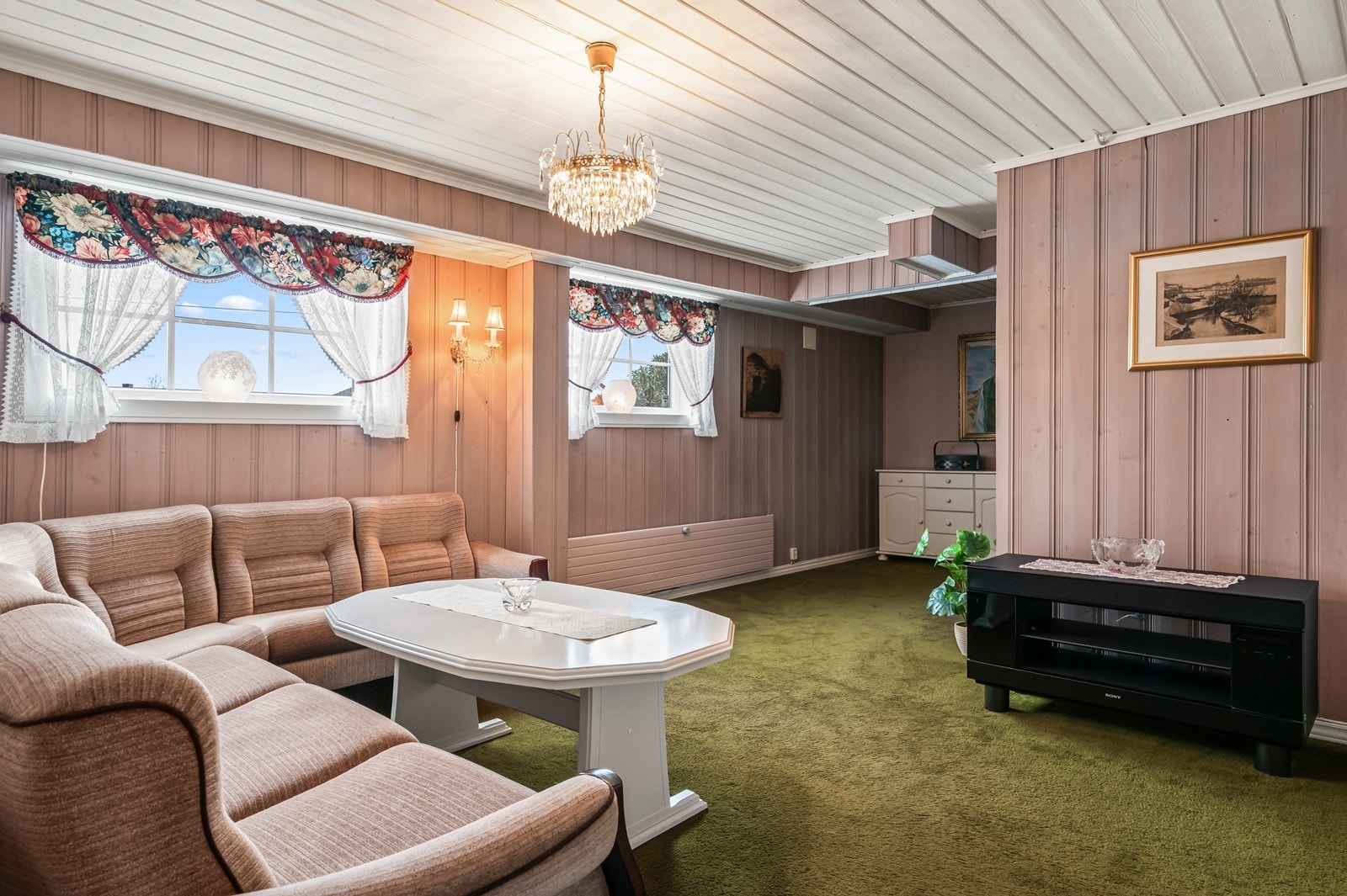 Underetasjen har en egen TV-stue, ideell for en adskilt sone. Galleribilde