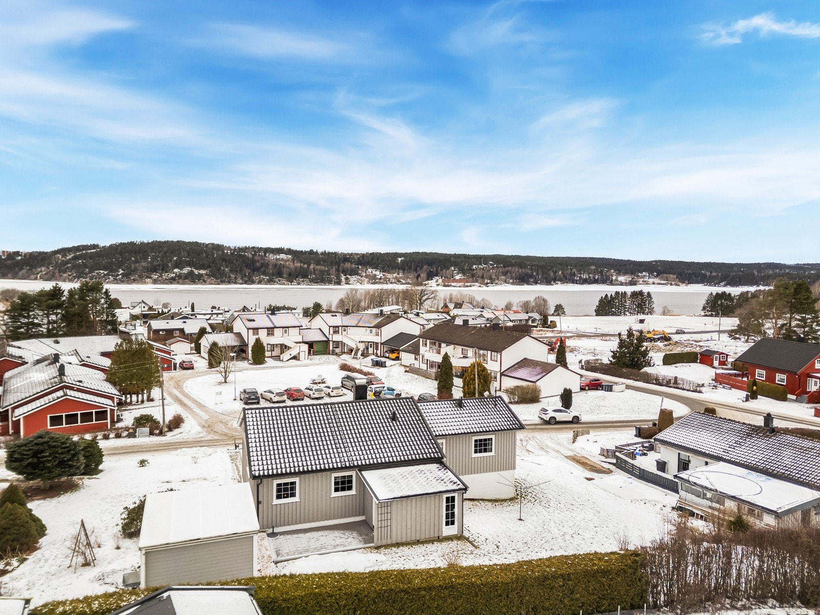 Eiendommer ligger i naturskjønne omgivelser, med gode rekreasjonsmuligheter. Galleribilde