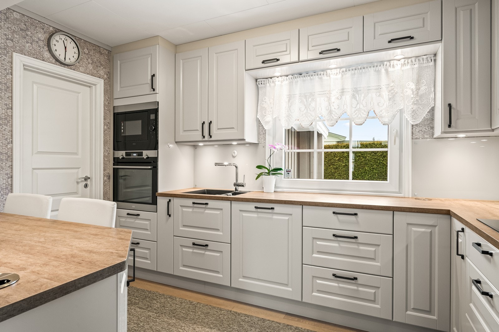 Kjøkkenet har integrerte hvitevarer og en praktisk utforming. Galleribilde