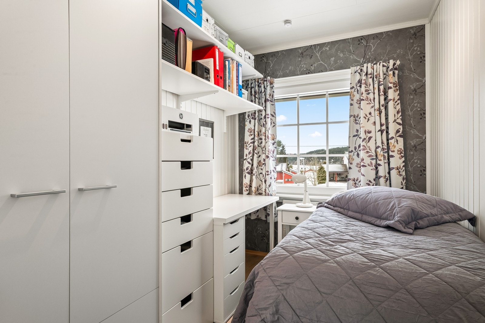 Det ene soverommet er innredet med oppbevaringsløsninger. Galleribilde